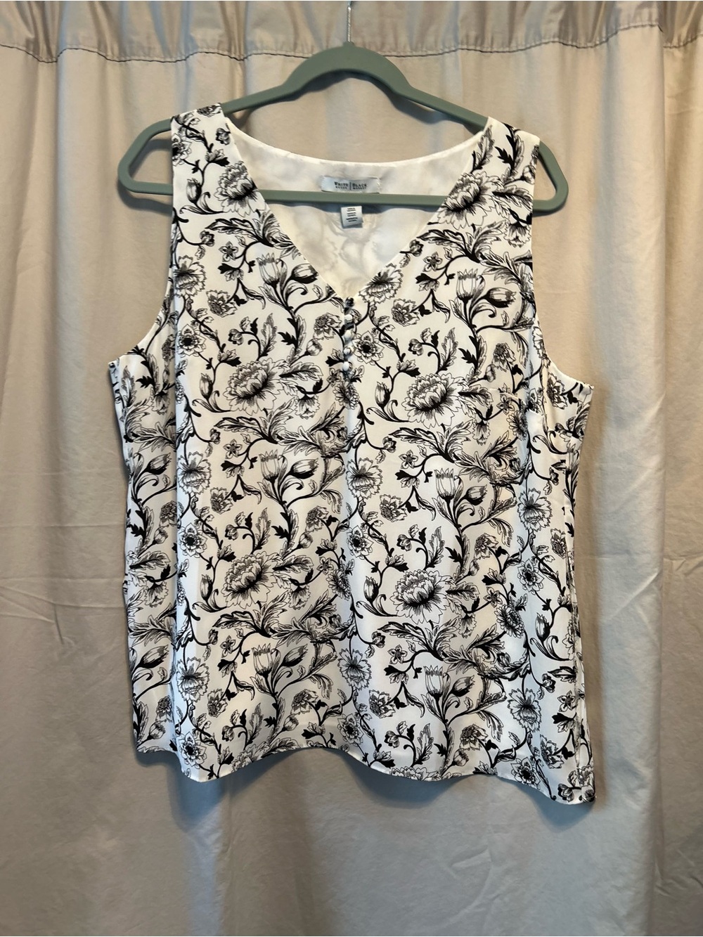 White House Black Market White & Black Floral V-Neck Sleeveless Tunic